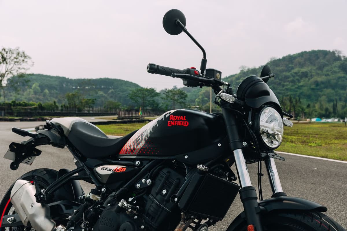 Royal Enfield Guerrilla 450 Apex chega ao Brasil por R$ 30.490