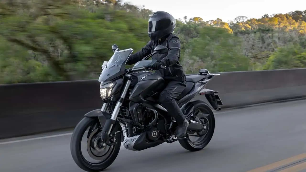 Bajaj Dominar 400 2027: painel colorido, tração e 4 modos de pilotagem