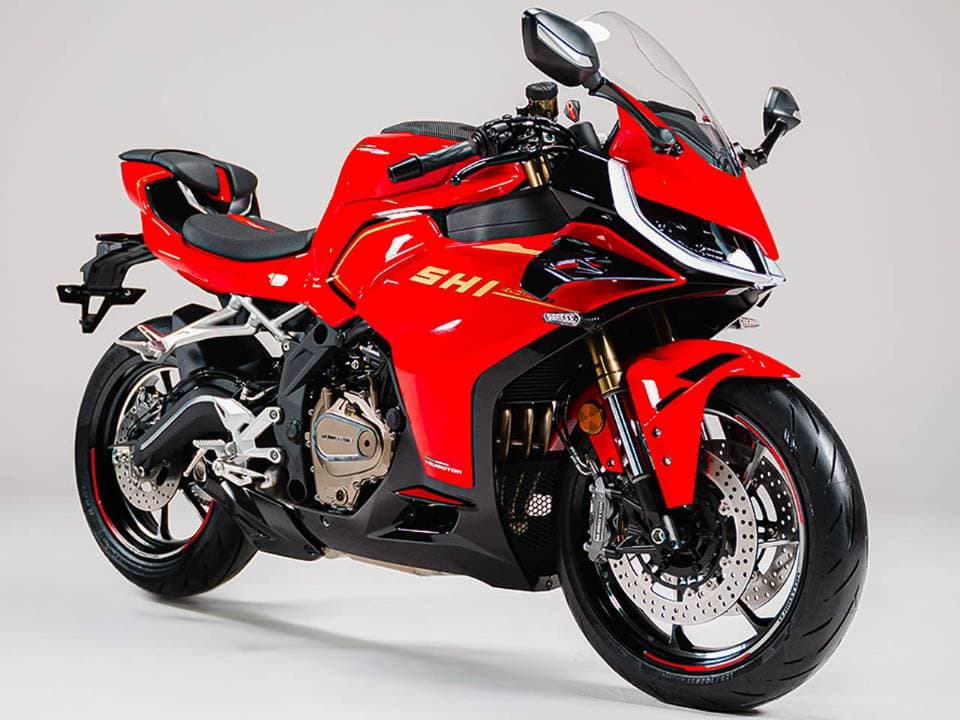 Shineray lança SBM 400RR com motor quatro cilindros e painel TFT